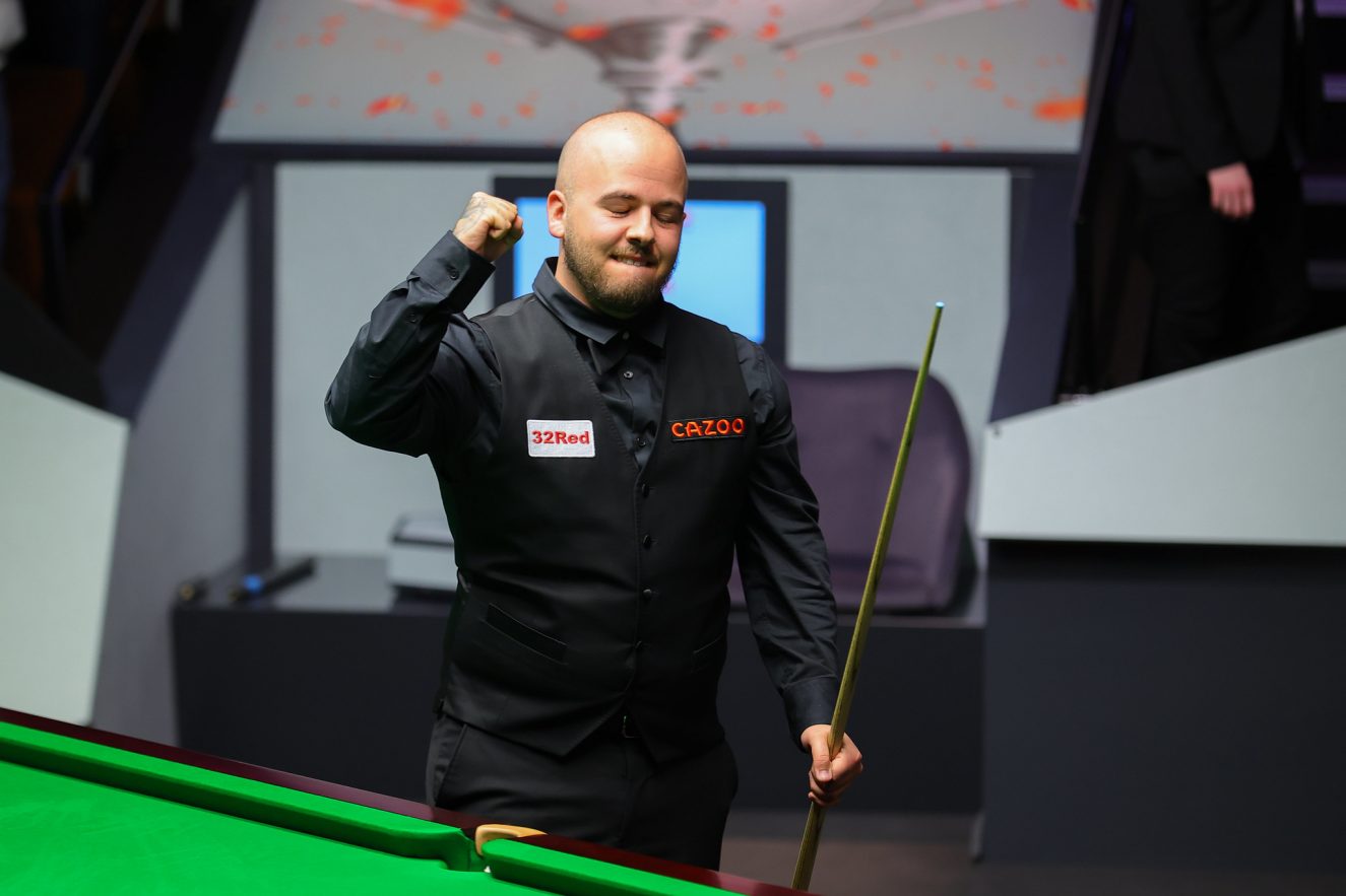 还突显了他 还突显了他