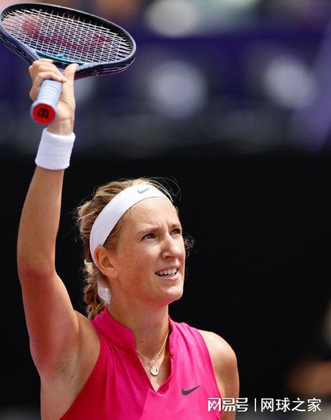 她树立了一 她树立了一